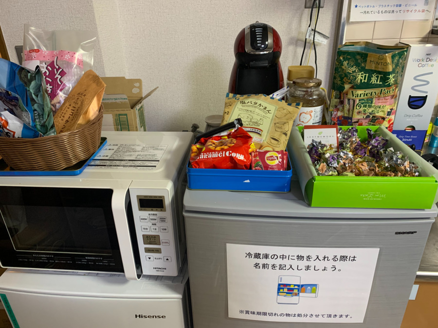 訪問看護ステーションほおずき（作業療法士の求人）の写真3枚目：休憩コーナーのお菓子は食べ放題。コーヒー・紅茶、冷蔵庫内のドリンクも飲み放題