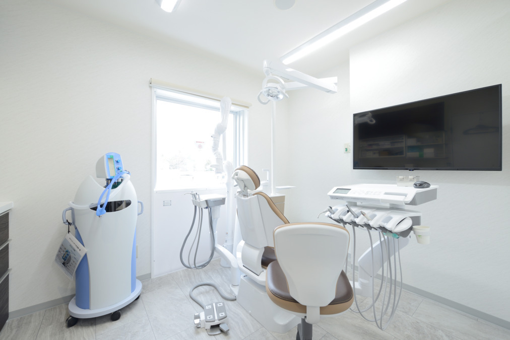 八王子スカイデンタルクリニック（歯科助手の求人）の写真6枚目：特診室。インプラントや抜歯などの外科処置に適した設備や治療環境が整っています。