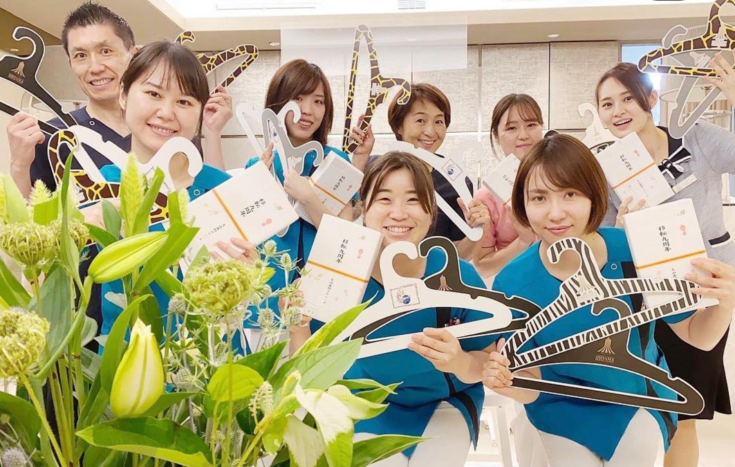 医療法人社団綴理会 大山歯科クリニック(歯科衛生士の求人)の写真:開業65周年、移転9周年を記念して、バナナペーパーハンガーを製作しました!
