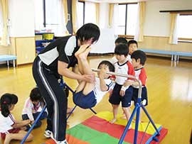 たんぽぽ保育園の写真4枚目:子どもの体力を伸ばす指導を行っています。