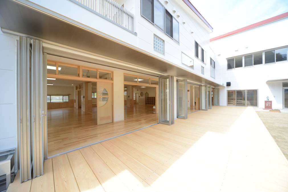デイサービスセンターしずはた（介護職/ヘルパーの求人）の写真5枚目：こども園の園児とのふれあいがある施設です