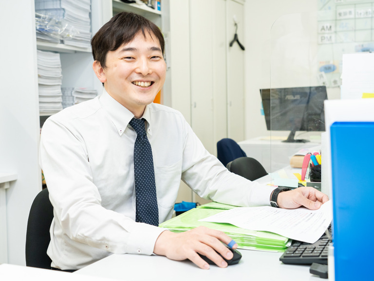 中央みなとクリニック(医療事務/受付の求人)の写真4枚目:入社後は、先輩に教わりながら仕事を進めるため仕事を覚えやすいです。