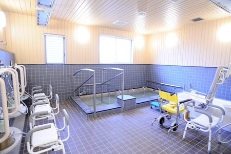 ヒューマンライフケア城東の湯（介護職/ヘルパーの求人）の写真6枚目：大きなお風呂で入浴のお手伝いもお願いします！