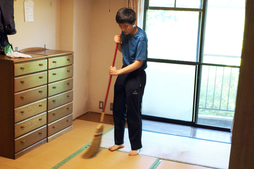 障害者支援施設 千葉光の村授産園（生活支援員の求人）の写真6枚目：居室の掃除を毎朝行っています。