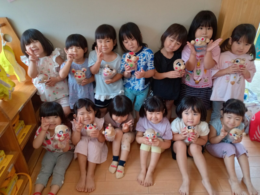 幼保連携型認定こども園　カトレヤこども園（保育士の求人）の写真13枚目：みんなで作ったしばはち君とパシャリ★