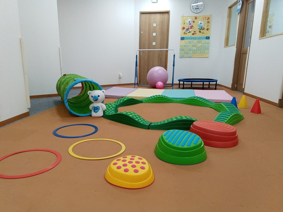 コペルプラス生駒教室(児童指導員/指導員の求人)の写真4枚目:教室内のホールでは身体を使った療育を提供。お子様の安全を考慮した上での取り組み