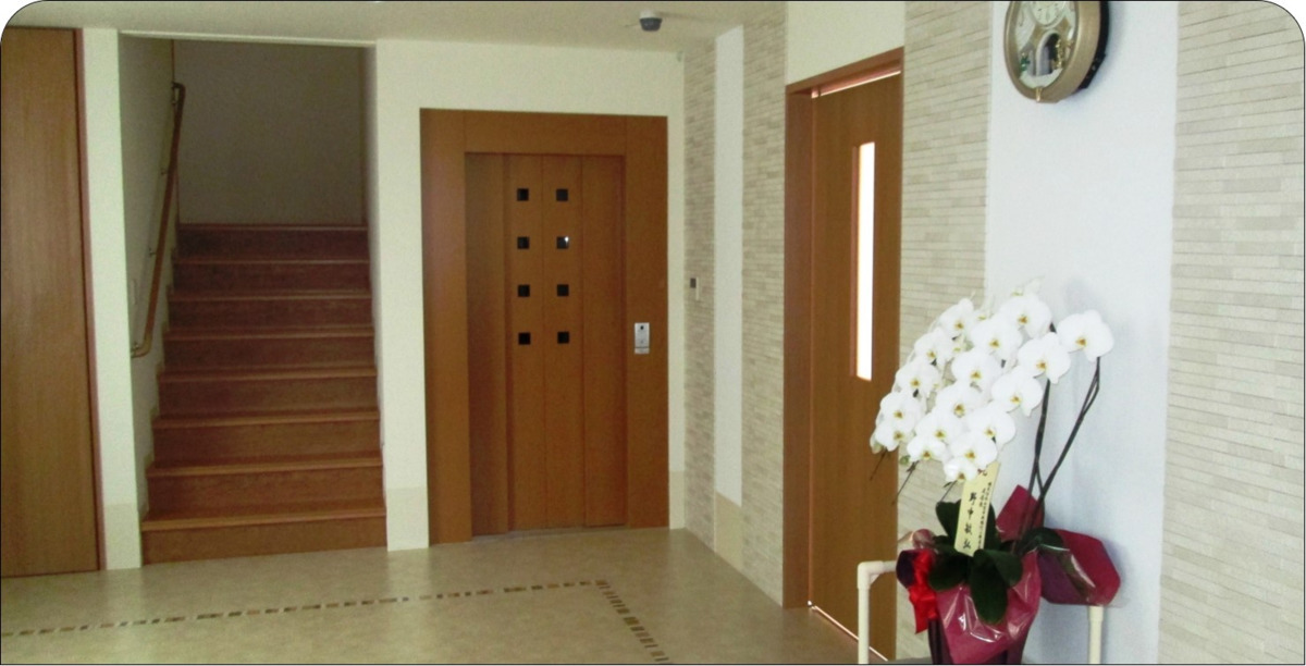 あい里ホーム(介護職/ヘルパーの求人)の写真2枚目:【エントランス】2012年開設の施設です