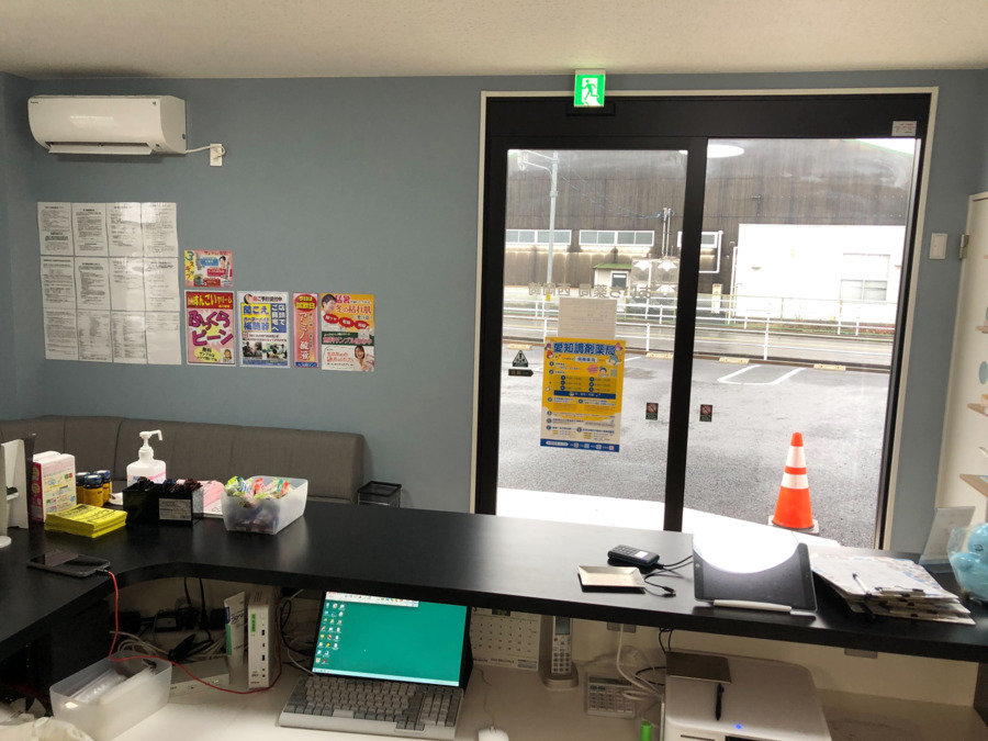 あいち薬局西岡崎（調剤事務の求人）の写真4枚目：カウンター内部からの薬局内風景です