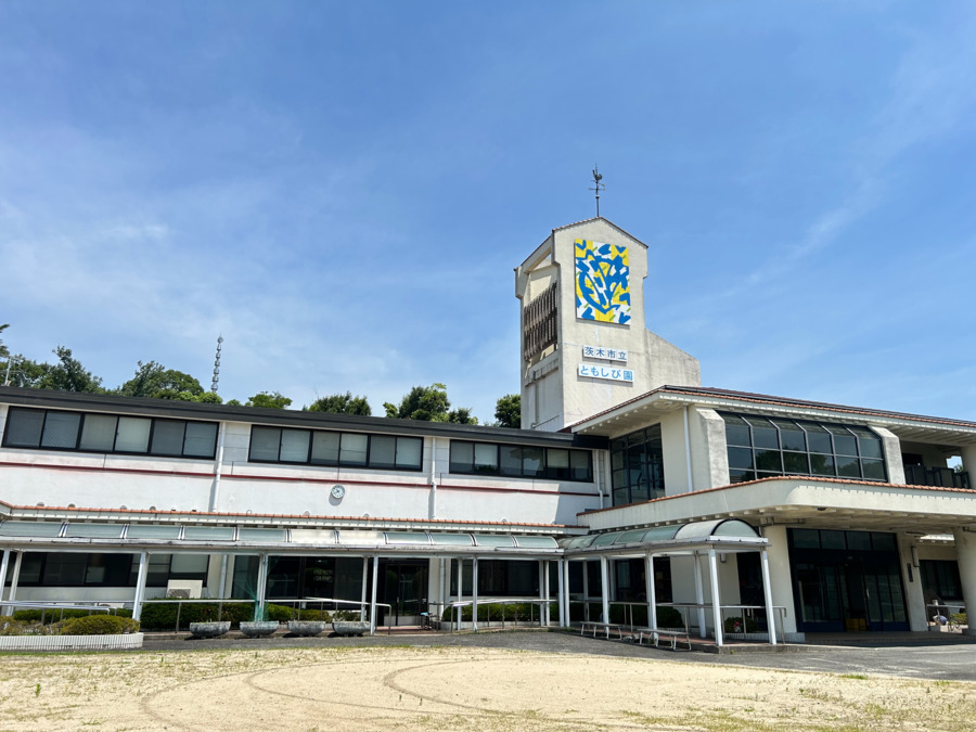 障害者生活支援センターともしび園（看護師/准看護師の求人）の写真2枚目：グラウンドもある広い施設です。