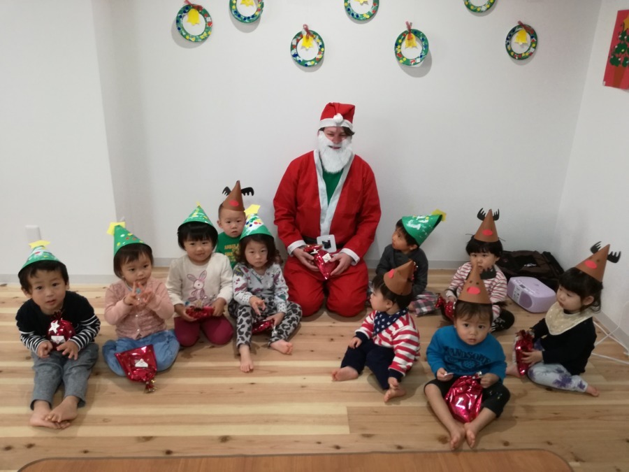 塚本駅前にこにこ保育園　みらいの写真2枚目：サンタさんを迎えてクリスマス会！