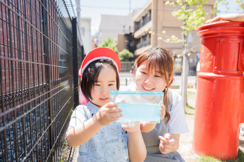 桂幼稚園（幼稚園教諭の求人）の写真7枚目：小さな水槽には何がいるのかな？