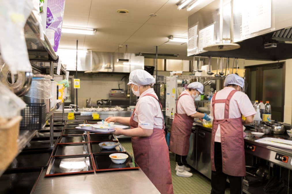 特別養護老人ホーム ライフサポートひめじ（調理師/調理スタッフの求人）の写真4枚目：厨房の様子です！
施設直営でIHで調理しているので、暑くなりすぎず快適です♪