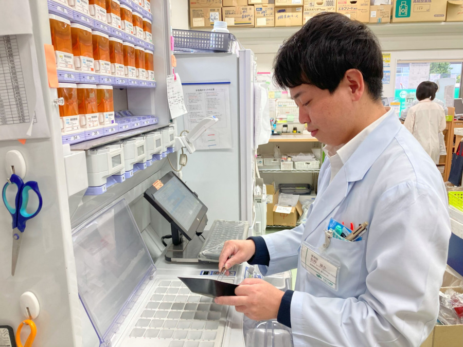 かばさん薬局 亀戸店（薬剤師の求人）の写真2枚目：調剤室の様子