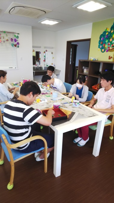 デイハウスかりんの写真3枚目：季節ごとの飾り付けや小物づくりなど楽しみながら作っています