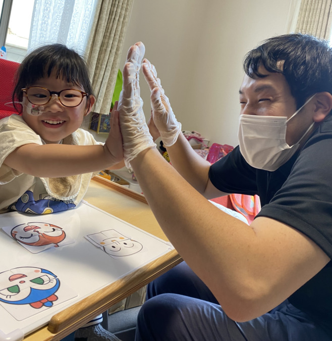 訪問看護ステーション黒衣（Team Kuroko）（作業療法士の求人）の写真9枚目：課題クリアで作業療法士と笑顔でハイタッチ😆
