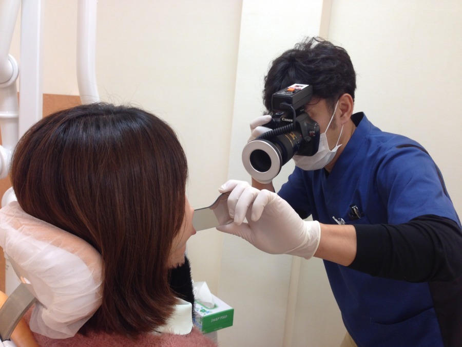 玉利歯科医院（歯科衛生士の求人）の写真8枚目：口腔内写真を撮って患者様に
丁寧に説明しております