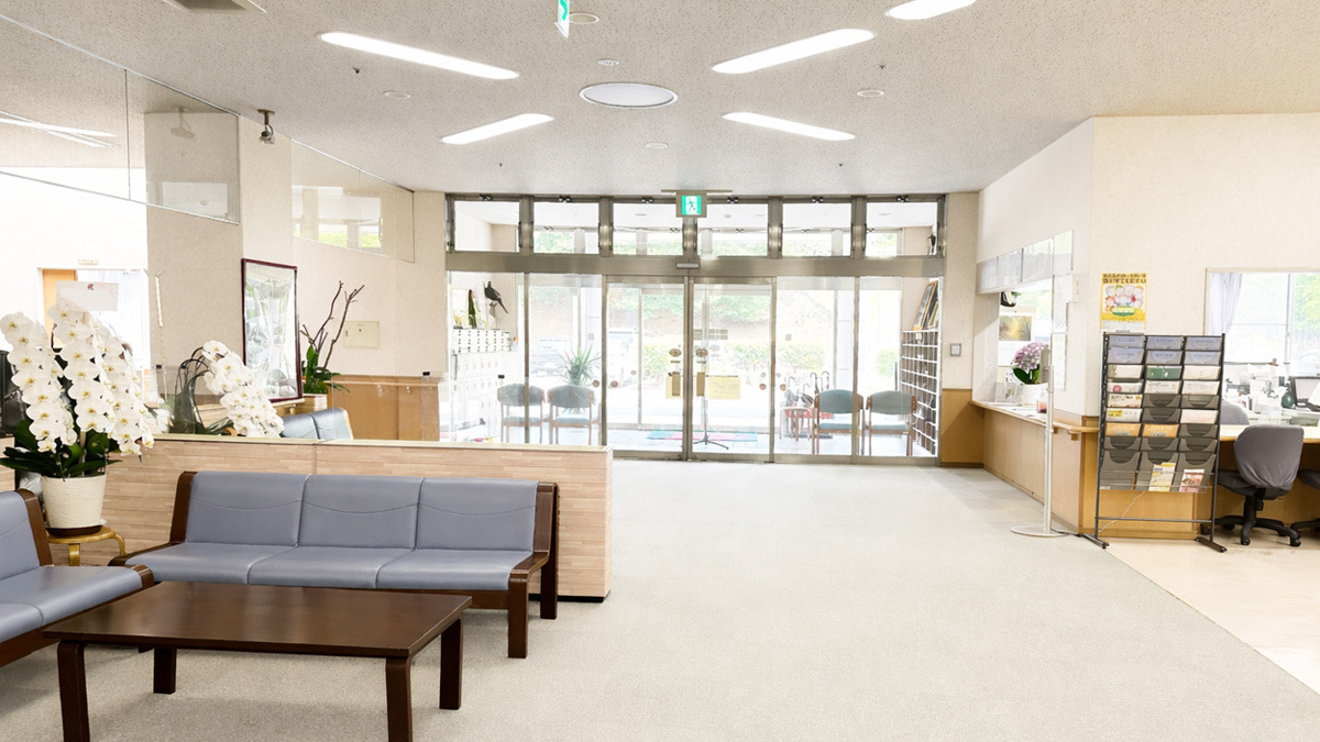 デイサービスセンター桐花園(介護職/ヘルパーの求人)の写真4枚目:明るく広々としたエントランス