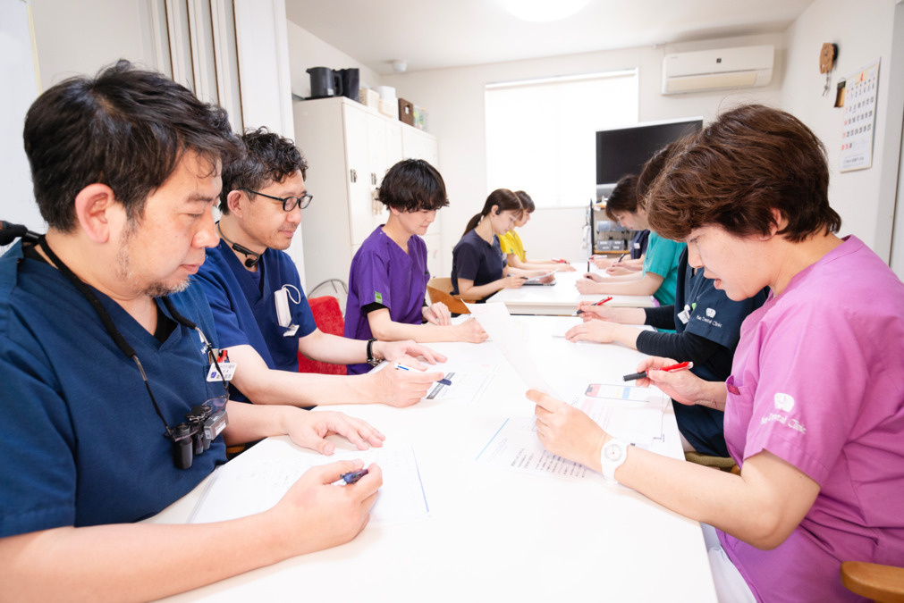 医療法人寛志会　みなみかわ歯科クリニックの写真18枚目：ミーティングは診療時間内に行っています