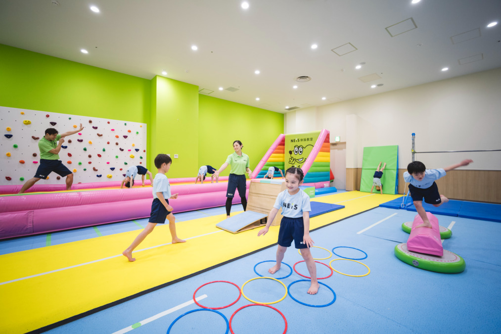 ネイス体操教室 コジマ×ビックカメラ川口店校の写真10枚目：教室内にはカラフルな器具がいっぱい！自社開発ならではのこだわりが詰まっています。