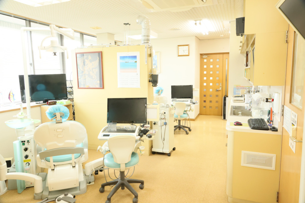 松原歯科医院（歯科衛生士の求人）の写真2枚目：南向きの明るく清潔な診療室　ユニット４台インプラント用CT完備
