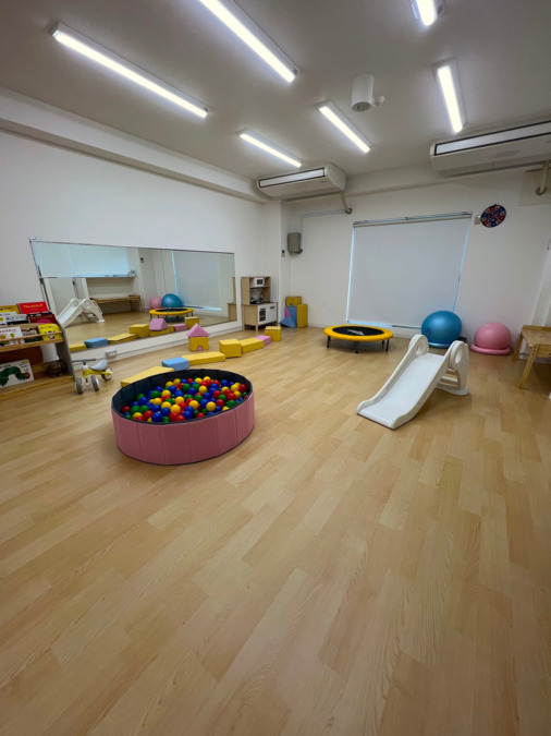 growのおと　上本町教室（児童発達支援管理責任者の求人）の写真9枚目：広々とした療育室です！（上本町教室提供）