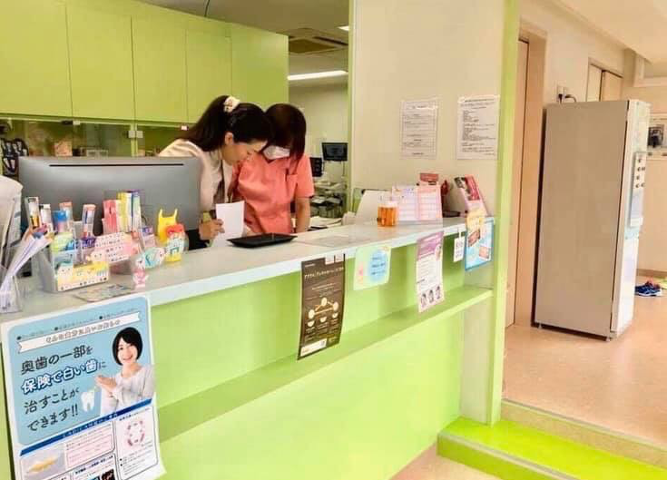 こどもおとな歯科 東武練馬院の写真4枚目:受付・待合
ドリンクサーバーあり
待合モニターでは歯科関連YouTube放送