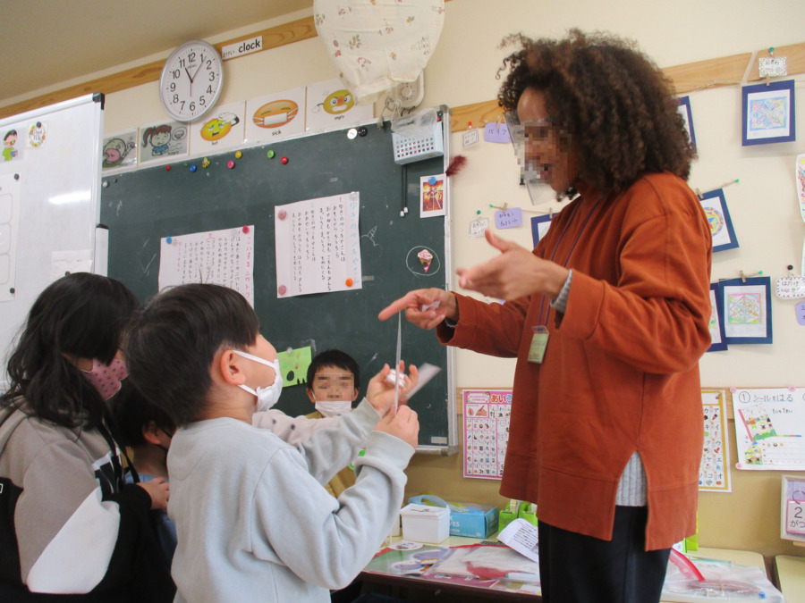 フレンド認定こども園（幼稚園教諭の求人）の写真14枚目：ネイティブの先生との英語保育の風景。毎日一緒に生活し自然と英語に親しみます。