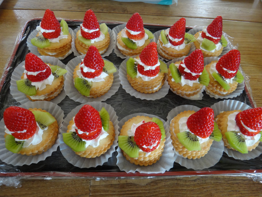 グループホームいずみ(介護職/ヘルパーの求人)の写真6枚目:利用者皆様に盛り付けを手伝っていただきながら