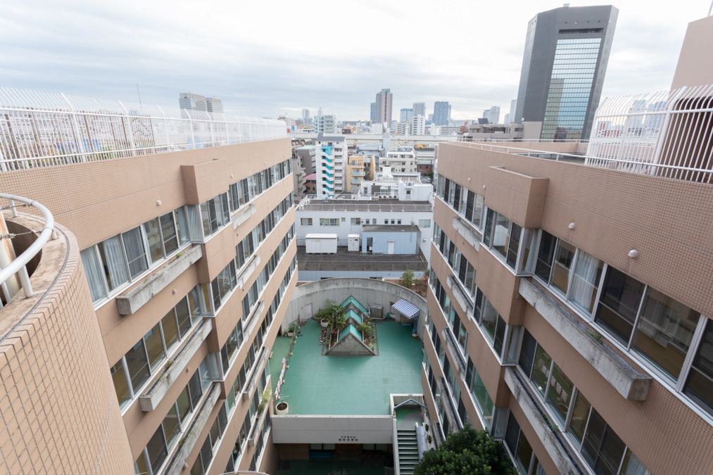特別養護老人ホーム　深川愛の園（介護職/ヘルパーの求人）の写真2枚目：屋上から建物中央の園庭の写真