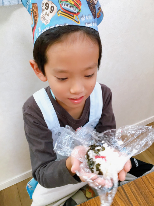 放課後等デイサービス　Gクレフの写真8枚目：優しく優しく　オニギリアクション！