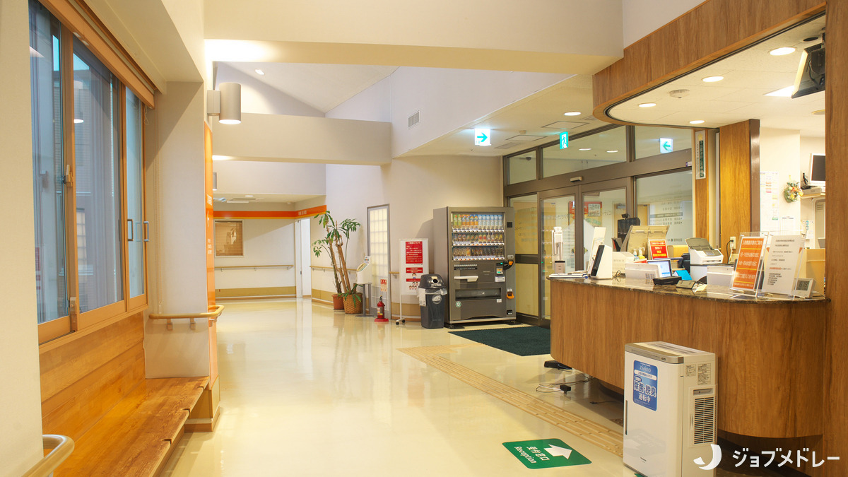 サニーサイドホスピタル（看護師/准看護師の求人）の写真2枚目：白と木目を基調とした安心できるデザインです。