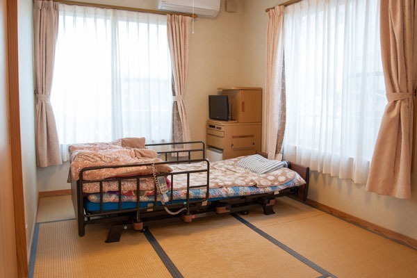 高齢者介護施設 菜の花苓北本館（介護職/ヘルパーの求人）の写真3枚目：グループホームの居室