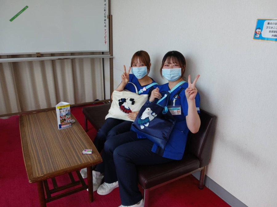 神戸百年記念病院（薬剤師の求人）の写真4枚目：仲良しと屋上の緑を眺めながら休憩♪