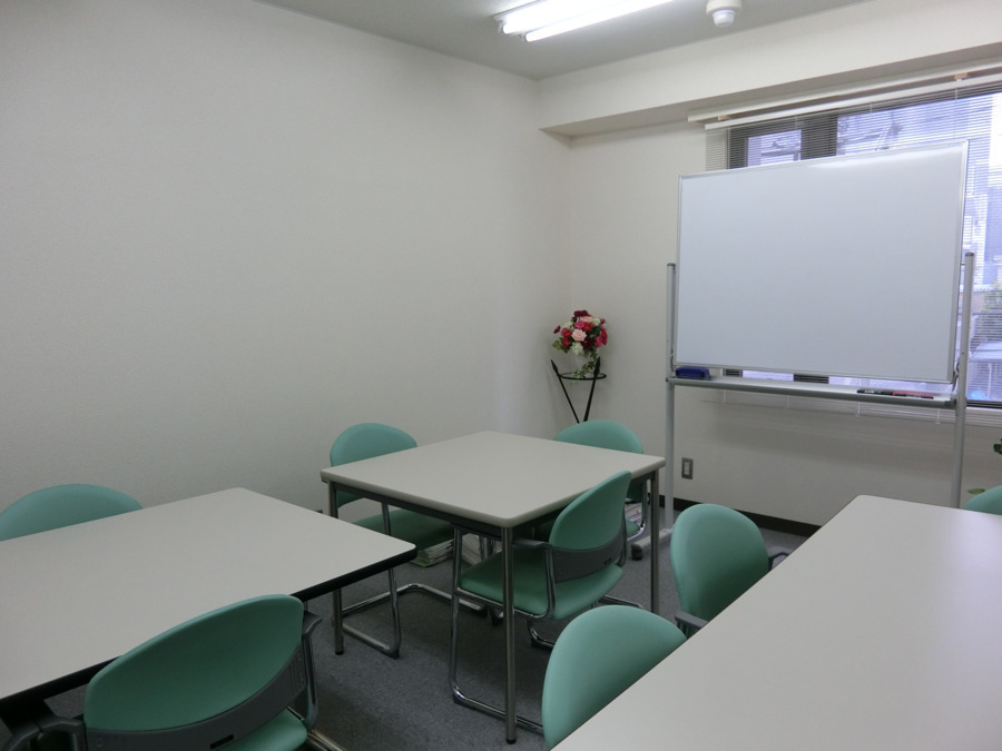 みのりライフ介護センター名古屋【訪問介護】（サービス提供責任者の求人）の写真11枚目：会議室です。勉強会やカンファレンスをおこないます。面接をするのもこの部屋です。