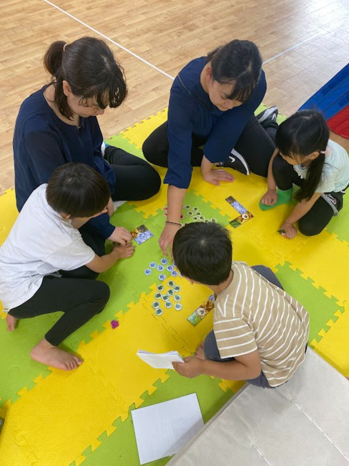 ぽかぽかステップ　豊田教室（介護タクシー/ドライバーの求人）の写真5枚目：療育にはアナログゲームを取り入れ、子供たちの協調性、集中力を育みます！