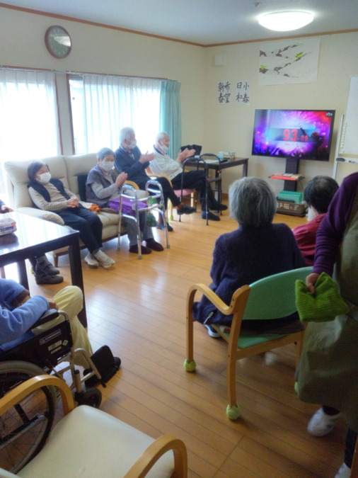 小規模多機能型居宅介護支援事業所こやわた（介護職/ヘルパーの求人）の写真5枚目：カラオケをする日もあれば、近所にお散歩に行ったり。思い思いの時間を過ごします。