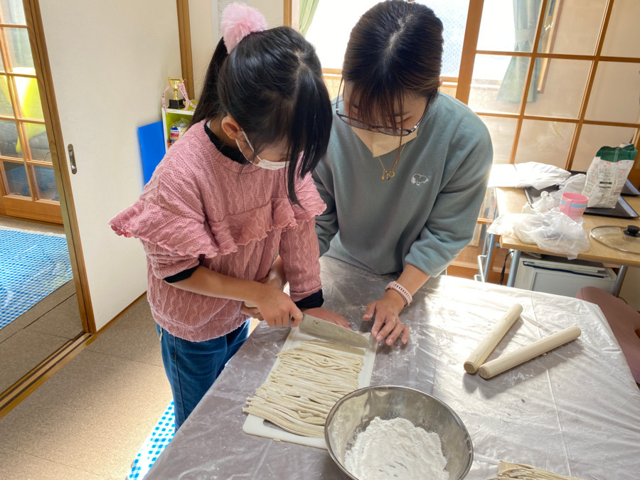 オルタナプレイス八幡（児童指導員/指導員の求人）の写真5枚目：年越しの蕎麦打ちなど、ユニークな活動も取り入れています。