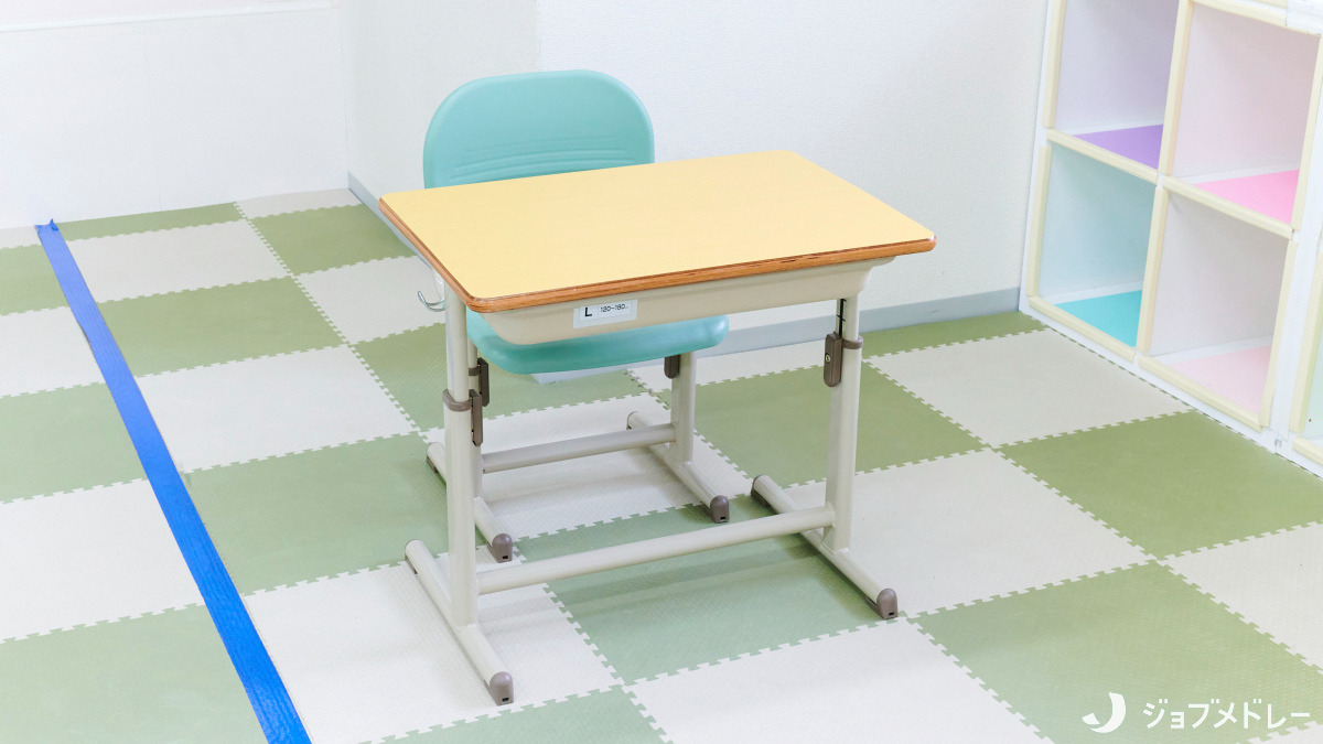 運動発達支援スタジオ笑みりぃ~東住吉(保育士の求人)の写真8枚目:学習用のスペースです