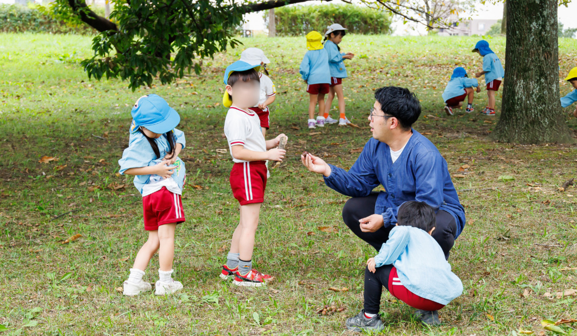 笠寺幼児園（保育補助の求人）の写真11枚目：園外保育でいつもとは違う環境を楽しみます🍃