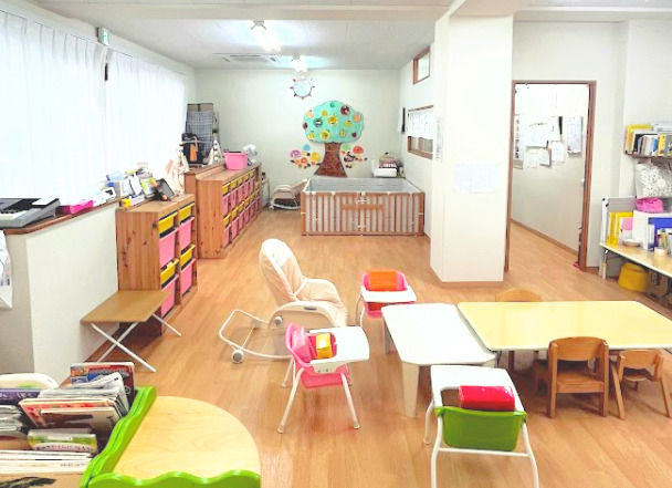 あじや保育園Anera～アネラ～（保育士の求人）の写真2枚目：広々とした明るい園内です