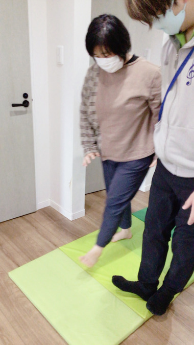 日中一時支援事業グランデの写真2枚目：ボディイメージを確認するよ。かかとで立つと、バランス保てるかな？？