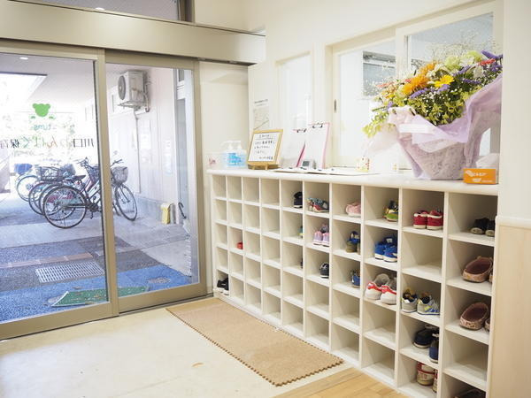 タムスわんぱく保育園川口の写真3枚目：タムスわんぱく保育園川口玄関2