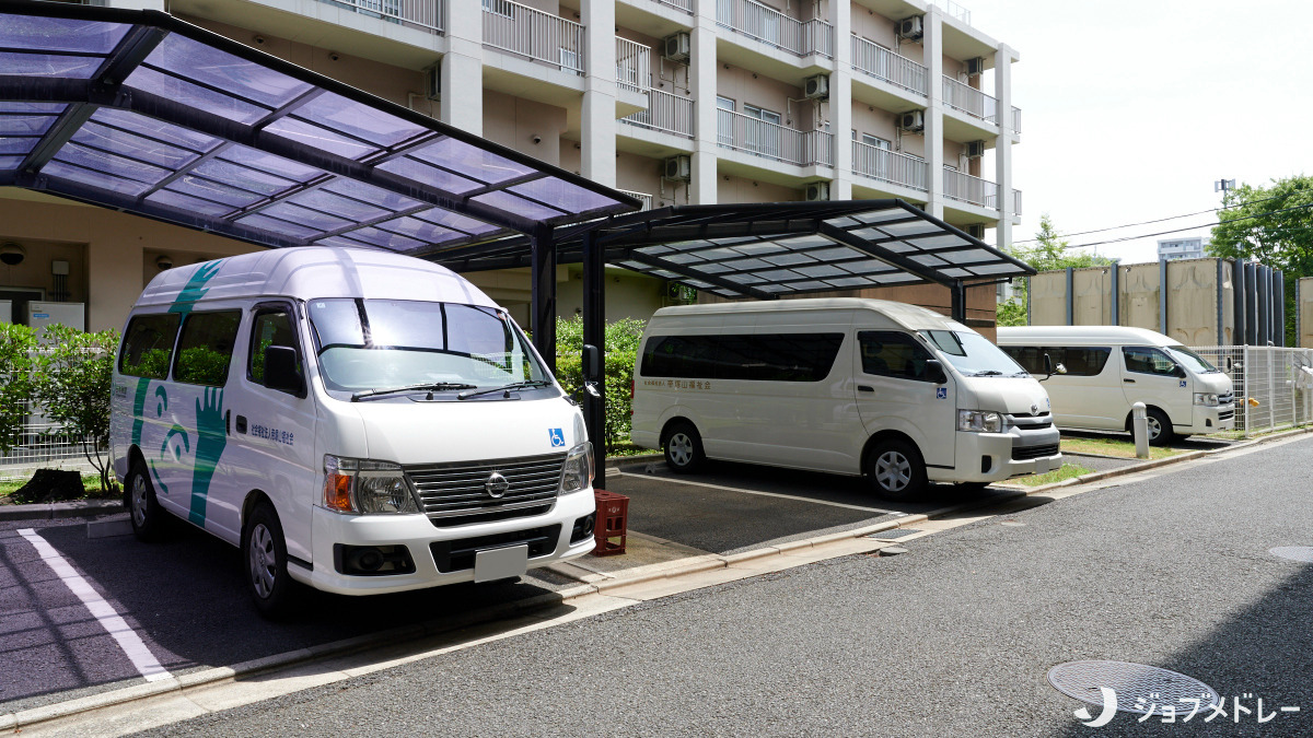 介護老人保健施設聖和苑の写真3枚目:駐車場には福祉車両が並びます