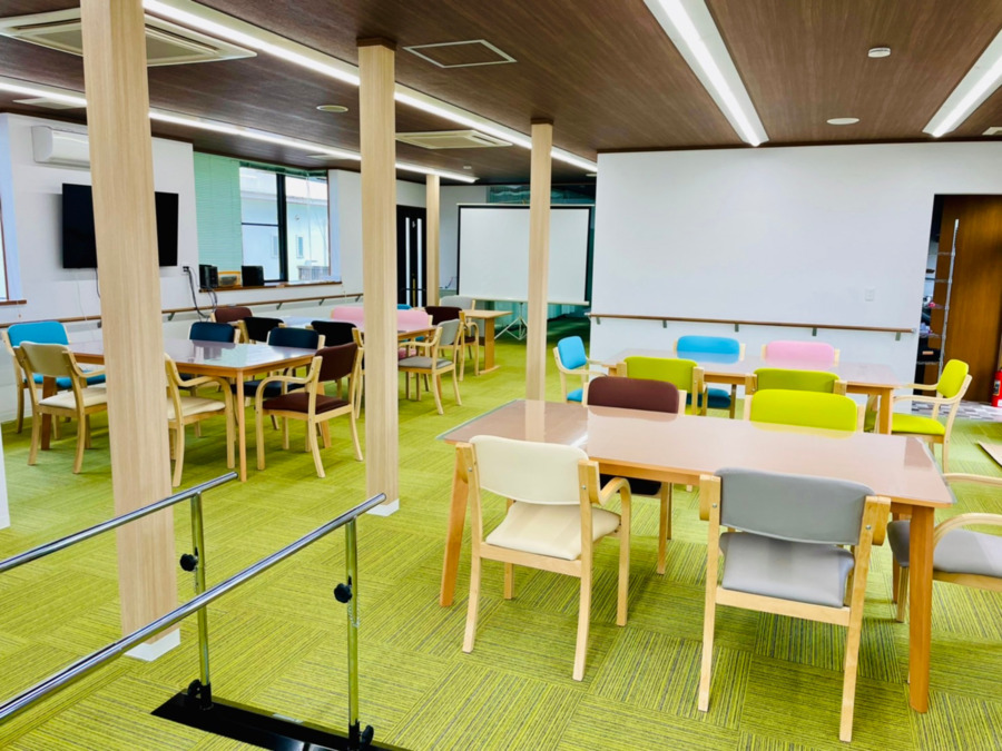 デイサービス虹彩(介護職/ヘルパーの求人)の写真3枚目:明るく活動できる空間になってます