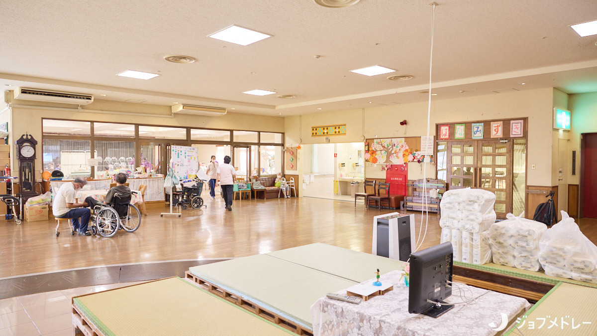 介護老人保健施設　はなみずき（看護師/准看護師の求人）の写真8枚目：明るく広々とした空間の中で、利用者様が和気あいあいと過ごしています