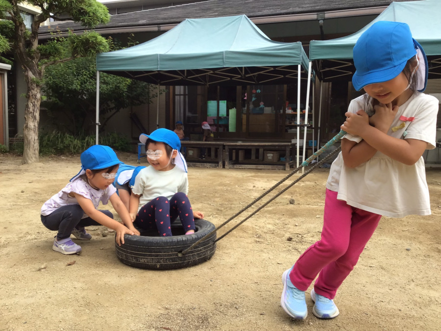 幼保連携型認定こども園 ニコニコ桜保育園の写真23枚目：出発進行しまぁす
