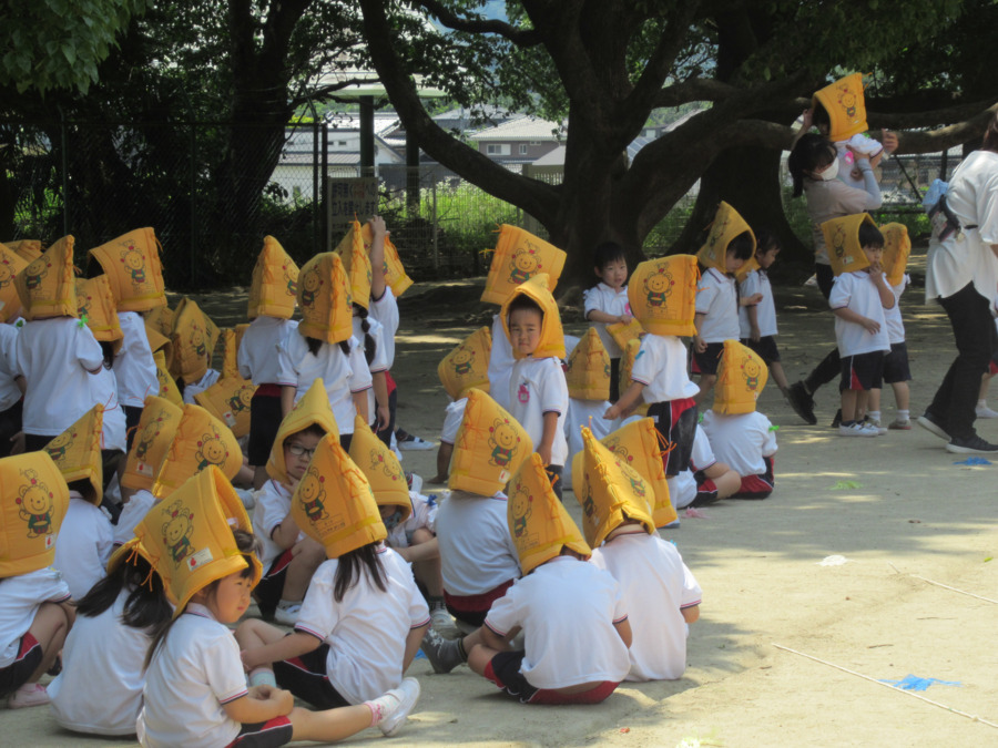 たつみ幼稚園（幼稚園教諭の求人）の写真5枚目：みんなで避難　命を守るよ
