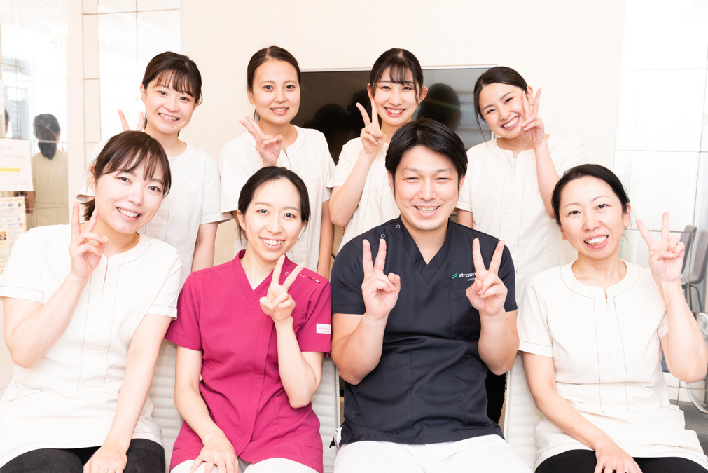 医療法人社団 翼会 MI総合歯科クリニック(歯科技工士の求人)の写真:集合写真です。最高のチームワークで笑顔でやりがいのある歯科医院です。