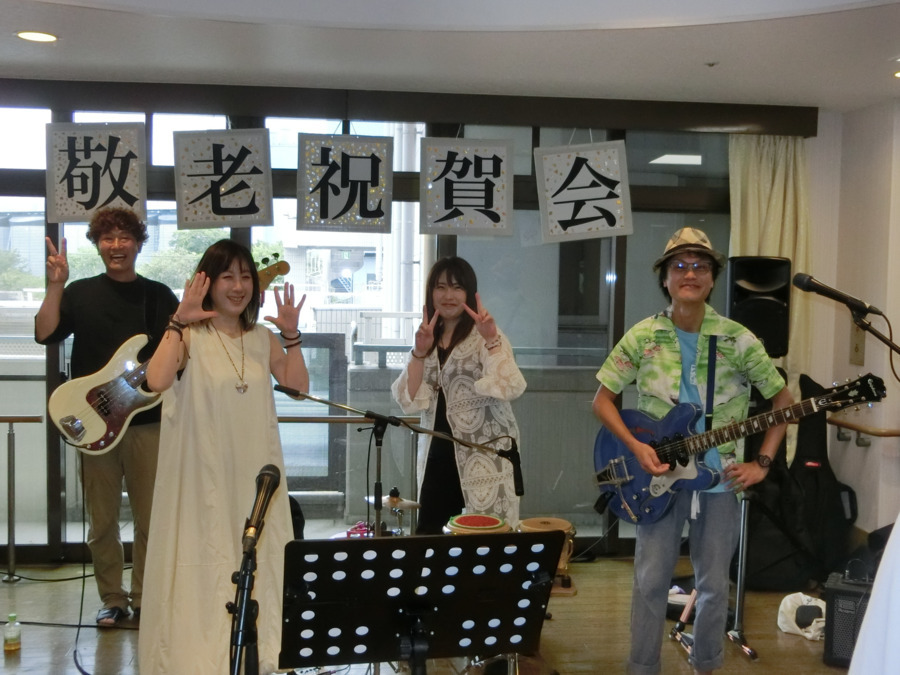 介護老人保健施設 愛和園(介護職/ヘルパーの求人)の写真5枚目:施設職員も所属している、バンドメンバーが敬老のお祝いに来てくれました
