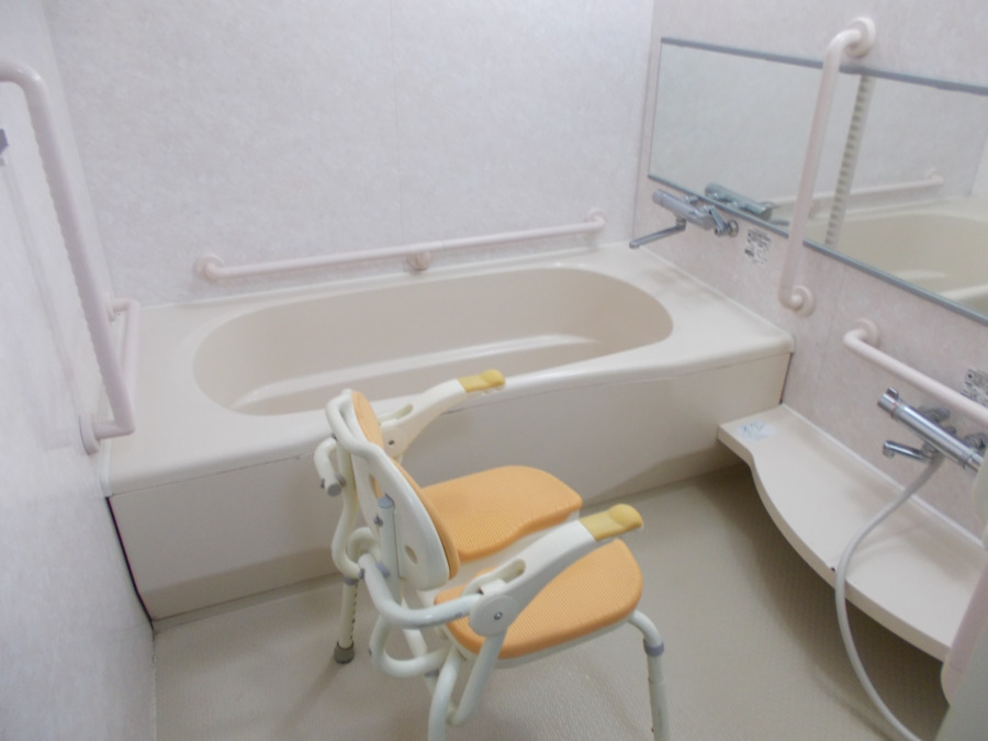 ミモザ品川八潮グループホームの写真3枚目：浴室です♨ご利用者への入浴介助の際は、より細やかなケアの提供が求められます。
